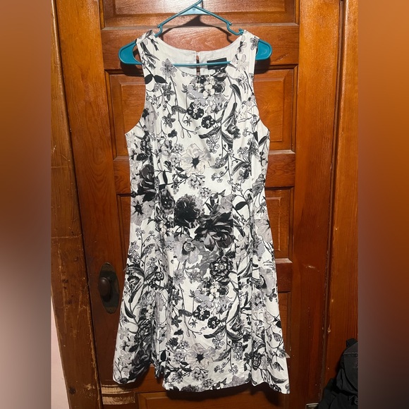 Ronni Nicole Dresses & Skirts - Black and White floral dress